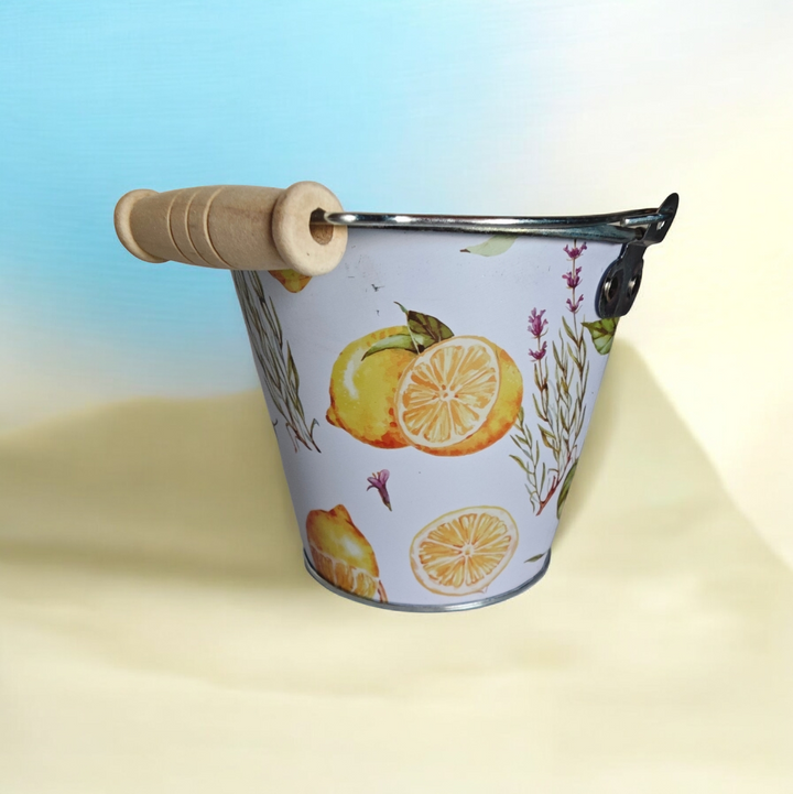 Blech-Pflanztöpfchen mit Henkel und Holzgriff  , mit wunderschönen Zitronen-Motiven