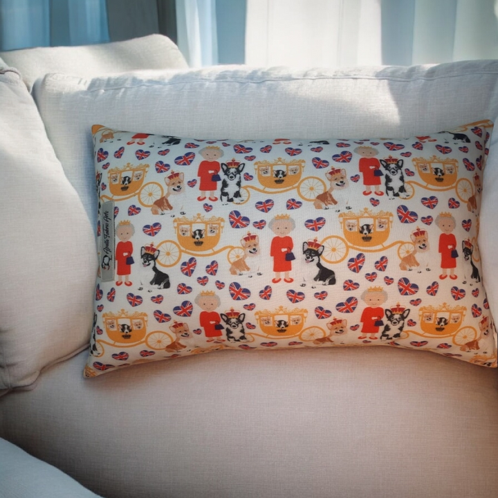 Reise- Kissen mit lustigen Queen und Corgi Motiven, Handarbeit