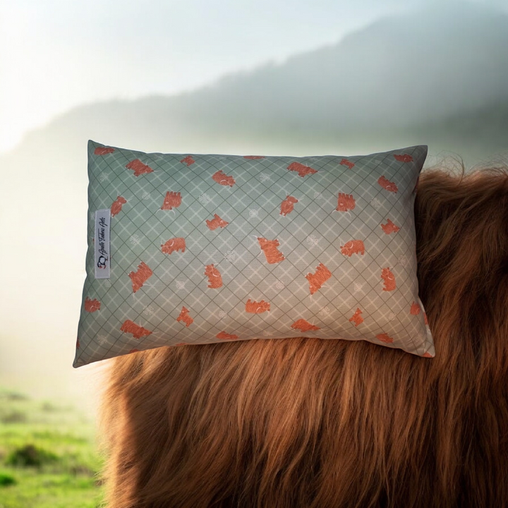 Reise-Kissen"Highland Cow "grün, Handarbeit