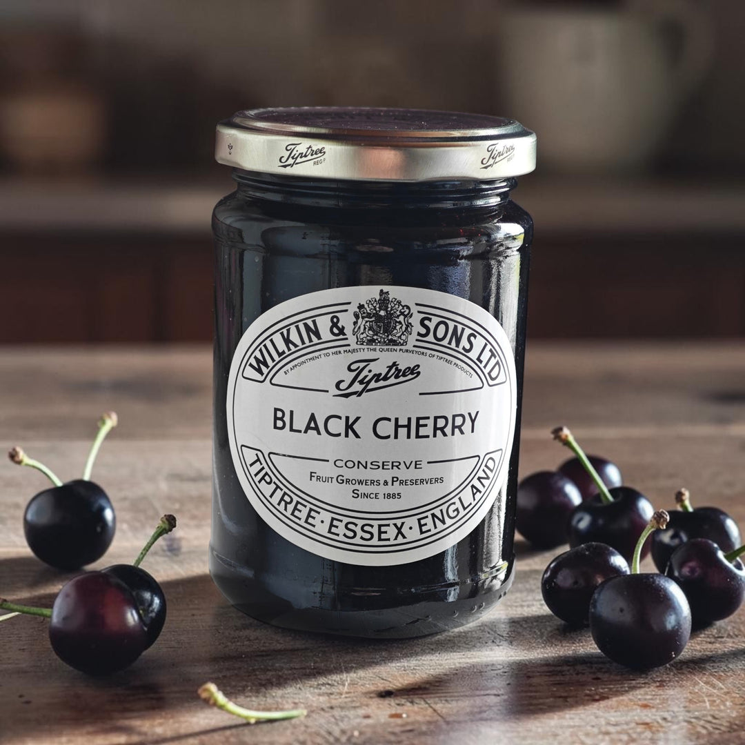 Wilkin and sons "Black Cherry  " 340 gr Glas. KI Info: Produktfoto Original, Hintergrund mit Früchten KI-.generiert