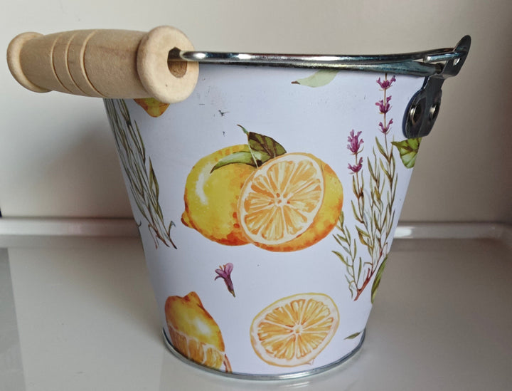 Blech-Pflanztöpfchen mit Henkel und Holzgriff  , mit wunderschönen Zitronen-Motiven