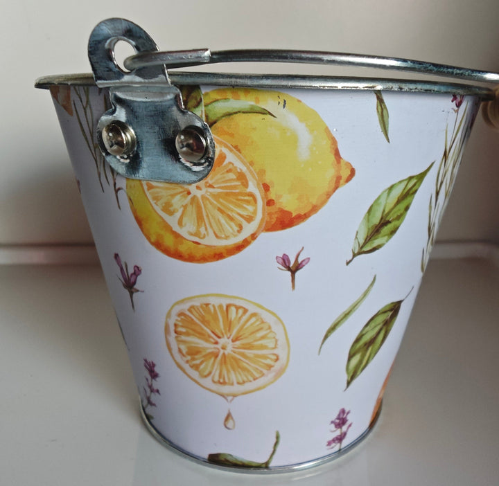 Blech-Pflanztöpfchen mit Henkel und Holzgriff  , mit wunderschönen Zitronen-Motiven