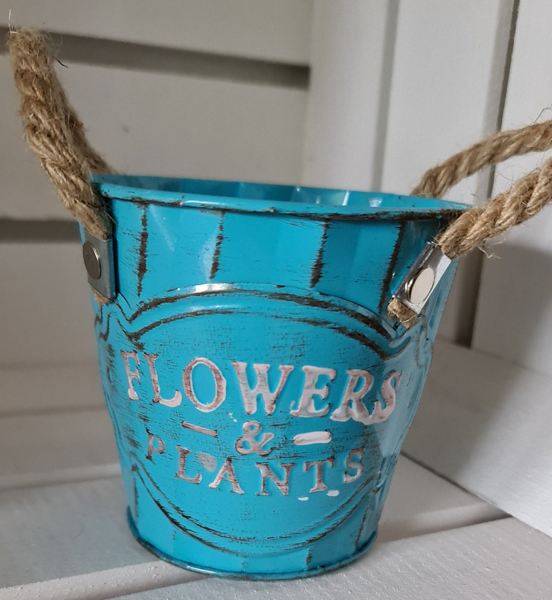 Blech-Pflanztöpfchen mit Jutehenkel. Beschriftung "Flowers & Plants , türkis - British Moments / Fernweh-Kaufhaus