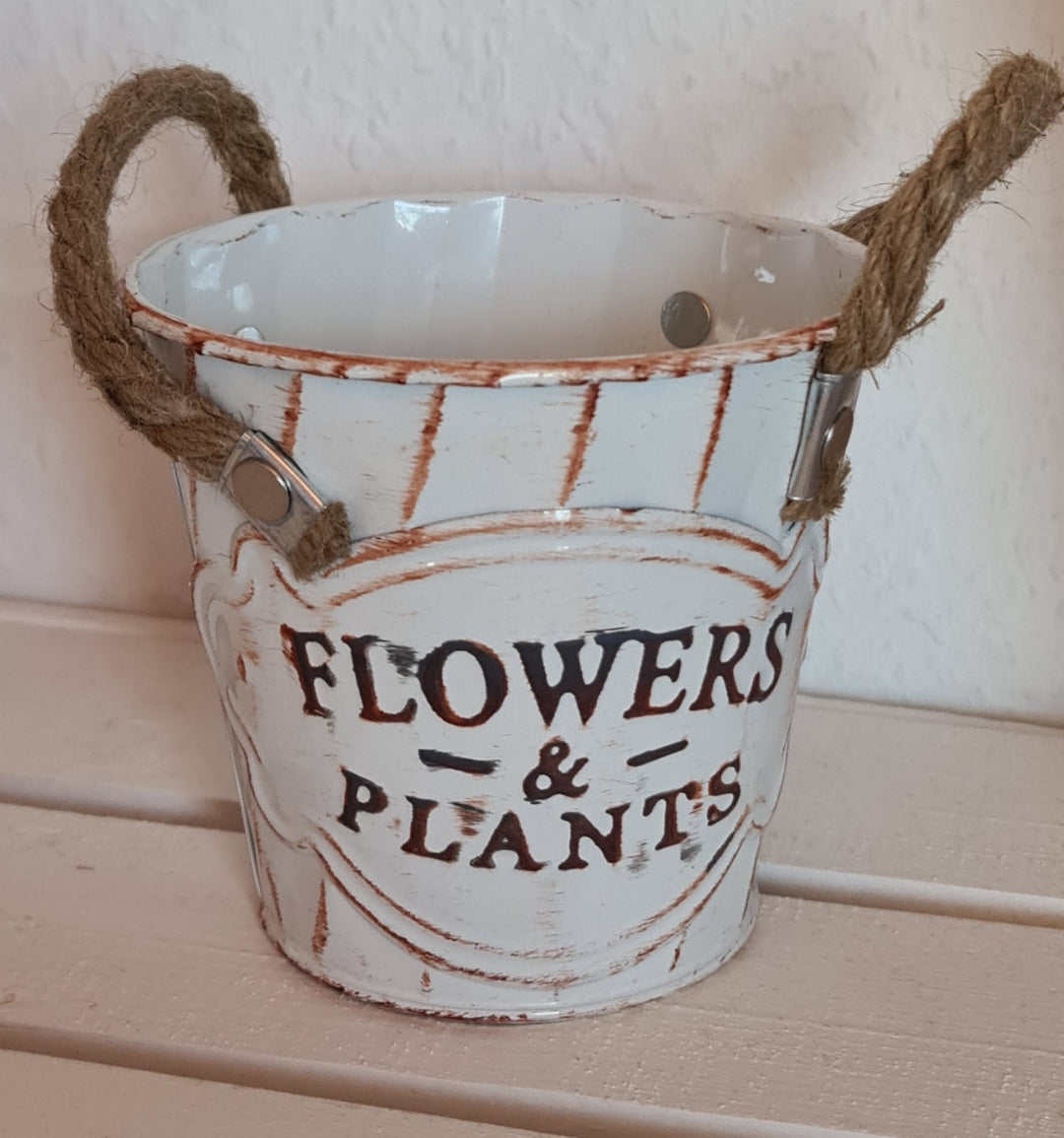Blech-Pflanztöpfchen mit Jutehenkel. Beschriftung "Flowers & Plants" , weiß - British Moments / Fernweh-Kaufhaus