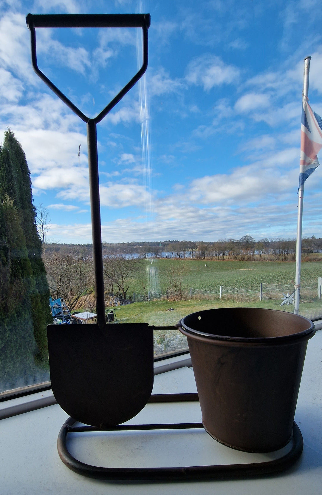 Blech-Pflanztöpfchen mit Spaten-Deko in Rost-Optik
