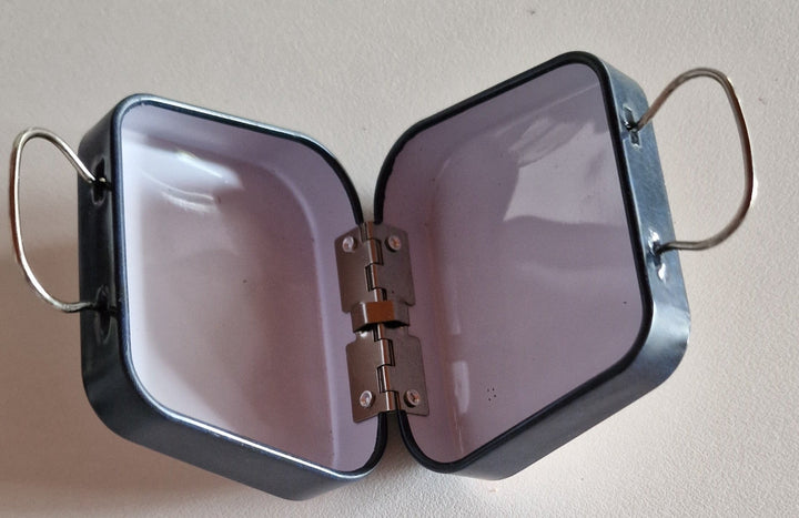 Blechdose in Form eines Koffers mit Union Jack Design