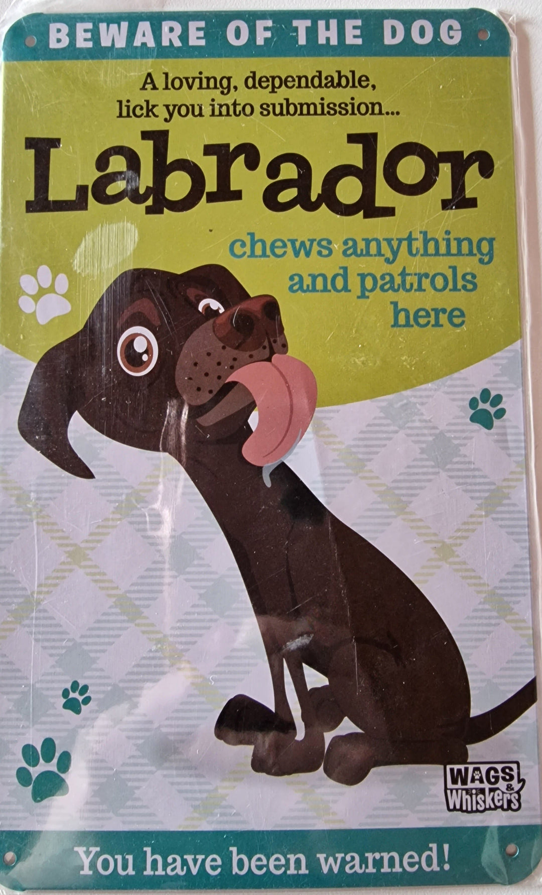Blechschild "Labrador" aus der Serie "Wags & Whiskers".   Beschriftung :  Beware of the Dog  A loving, dependable, lick you into submission...LABRADOR chews anything and patrols here You have been warned.  Maße ca. 13,5cm x 22 cm Blech, grün  mit 4 Löchern zum Aufhängen
