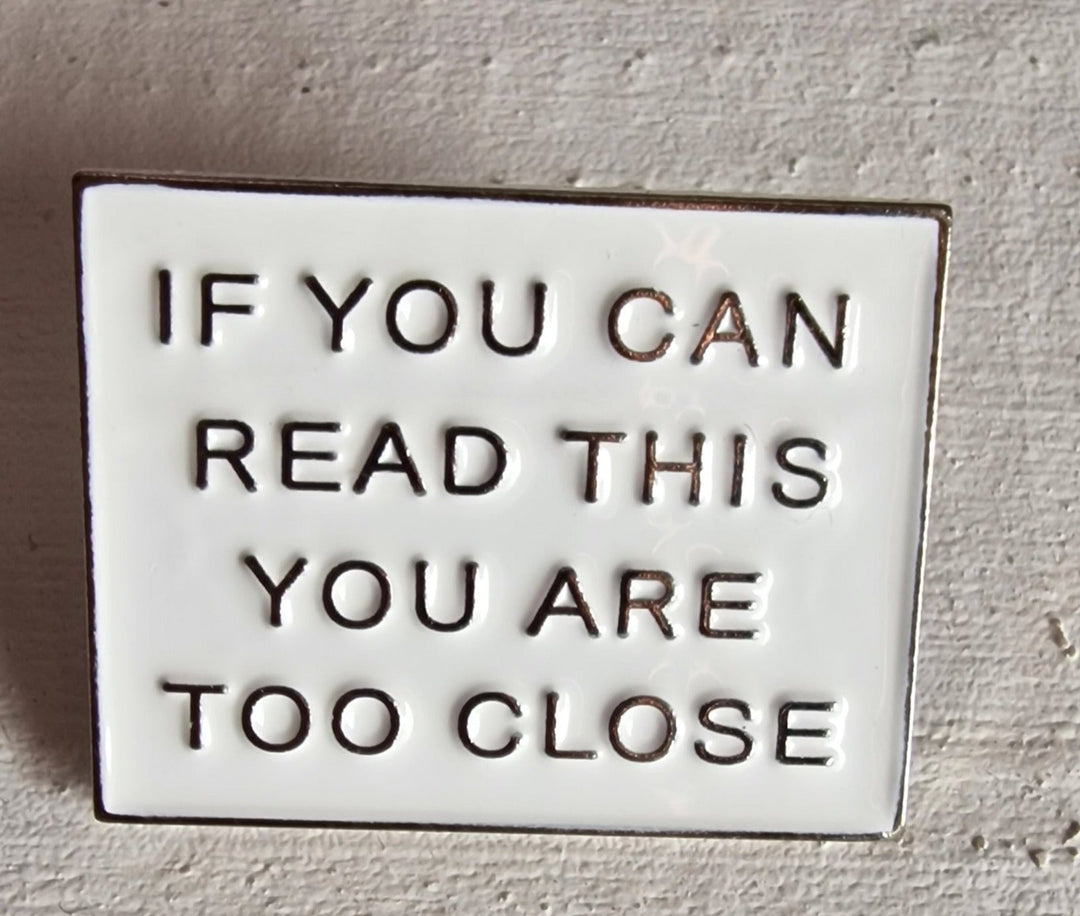 Brosche/Pin/Anstecknadel, "If you can read this....", Emaille. In 2 Farben erhältlich