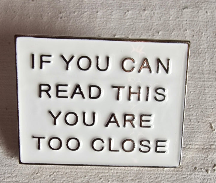 Brosche/Pin/Anstecknadel, "If you can read this....", Emaille. In 2 Farben erhältlich