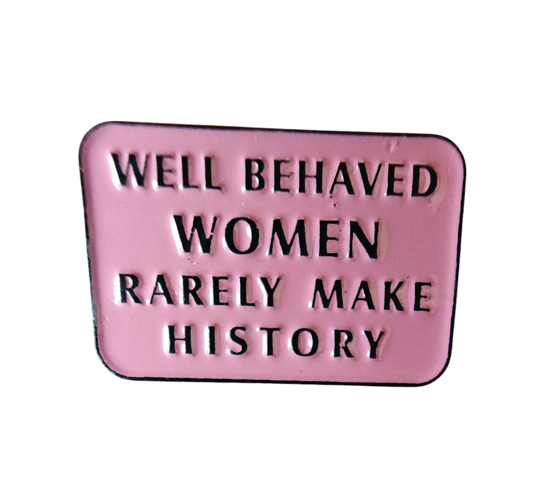 Brosche/Pin/Anstecknadel, "well behaved woman"...." Metall, rosa