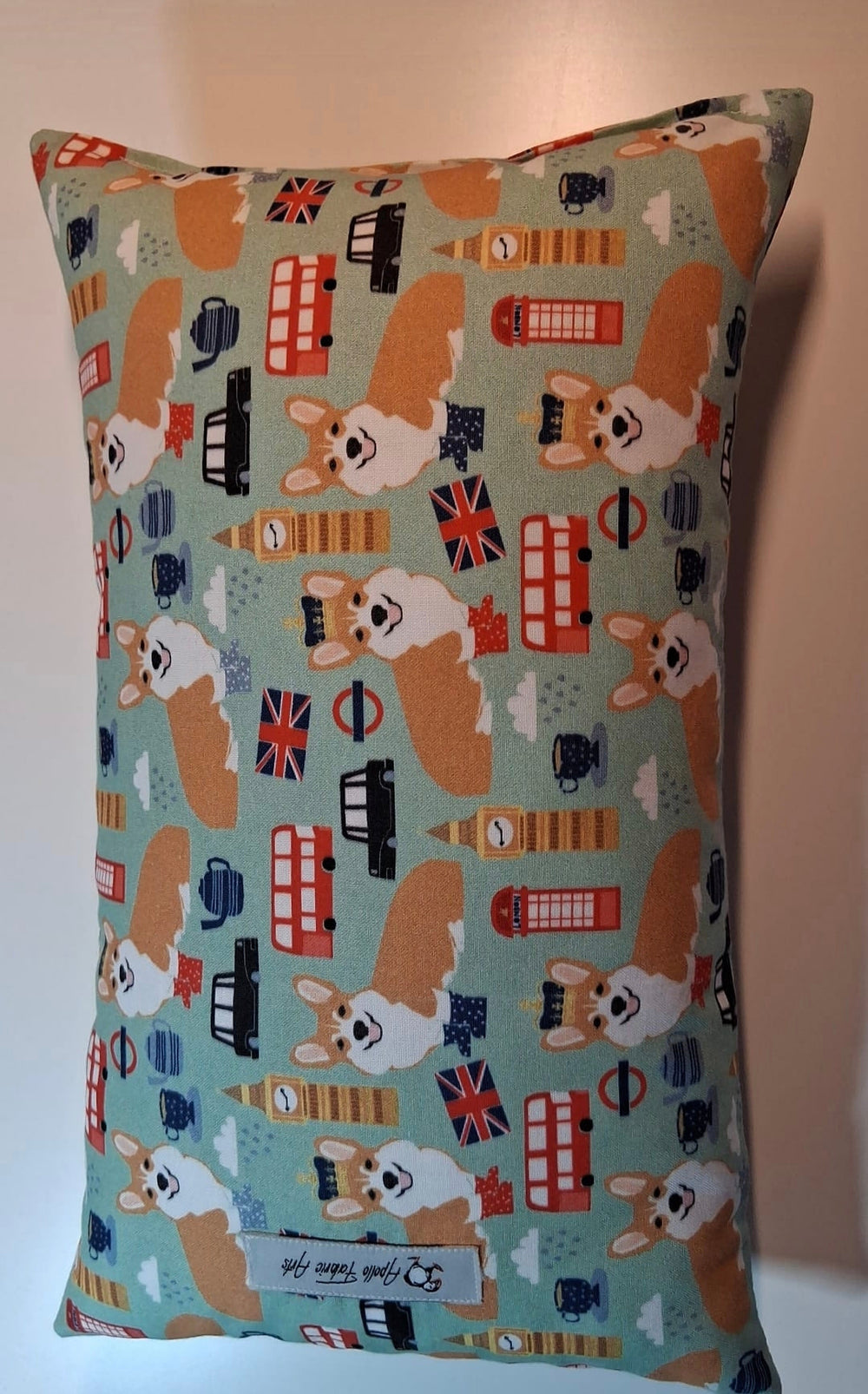 "Corgis & Co "Kissen/ Reisekissen/Nackenkissen , hellgrün (große Motive) , Handarbeit