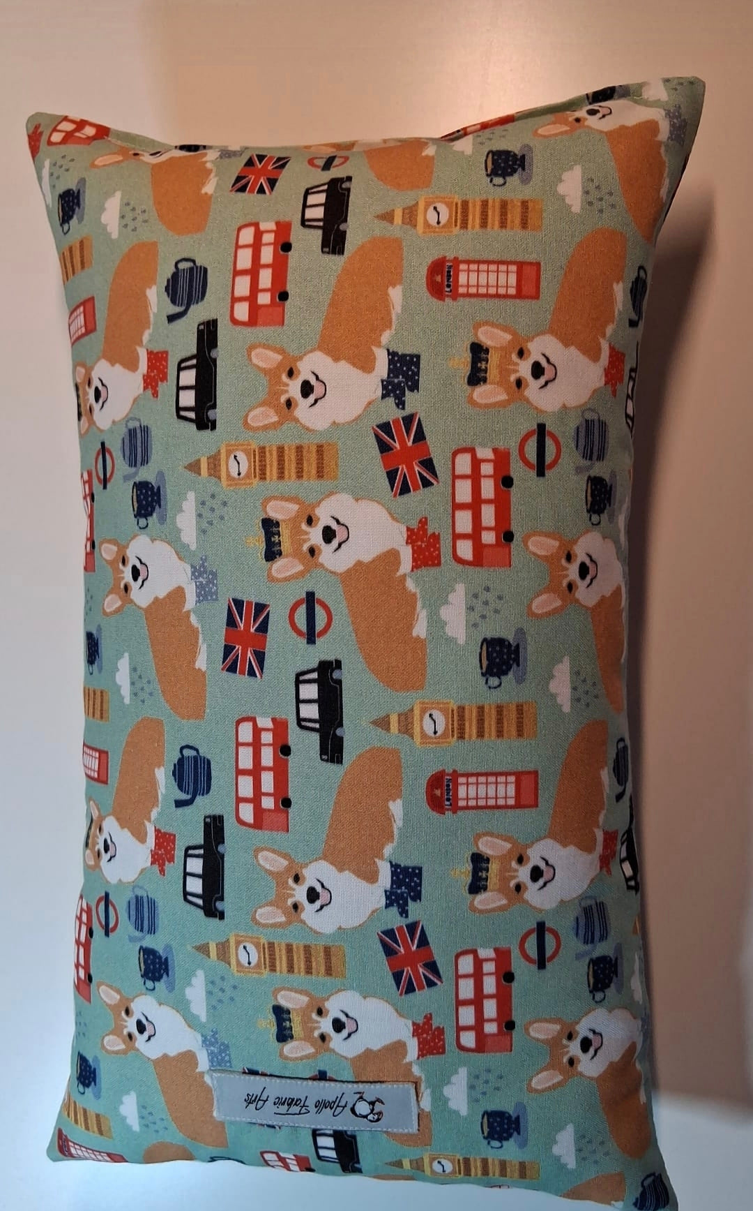 "Corgis & Co "Kissen/ Reisekissen/Nackenkissen , hellgrün (große Motive) , Handarbeit