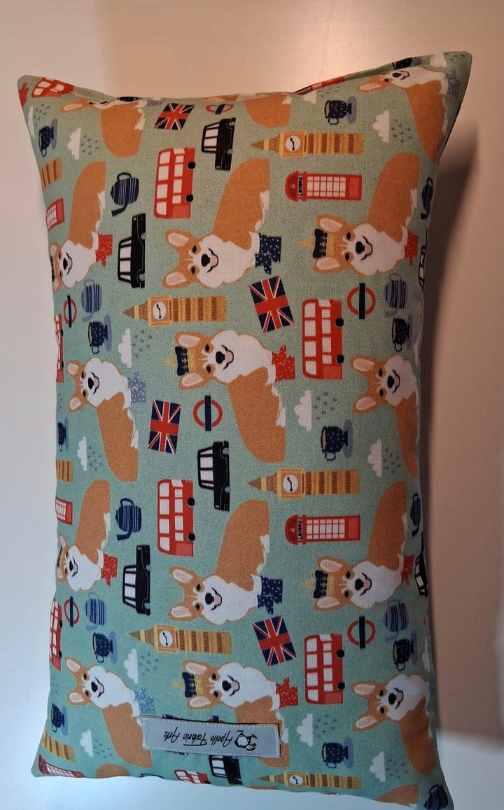 "Corgis & Co "Kissen/ Reisekissen/Nackenkissen , hellgrün (große Motive) , Handarbeit