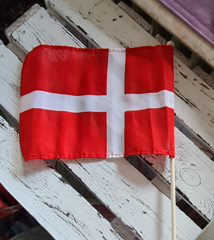 Dänemark-Flagge am Holzstiel, ca . 45  cm Länge - British Moments / Fernweh-Kaufhaus