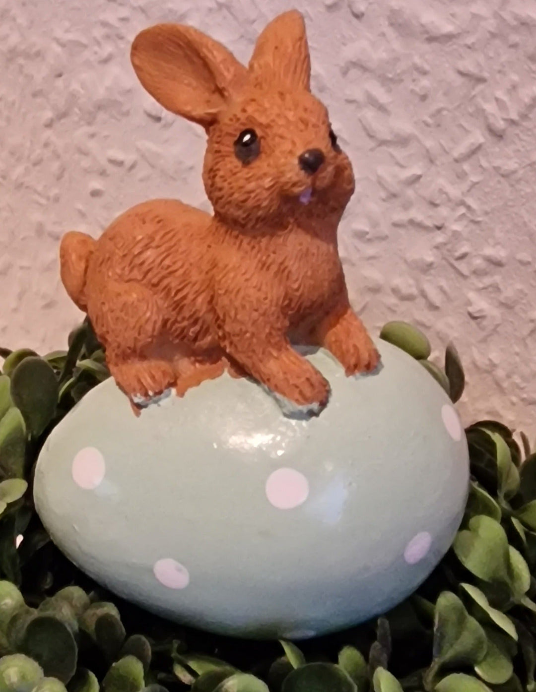 Deko-Figur Osterei mit Hase, hellgrün  Standfigur  ca. 8 cm hoch, ca 5 cm breit