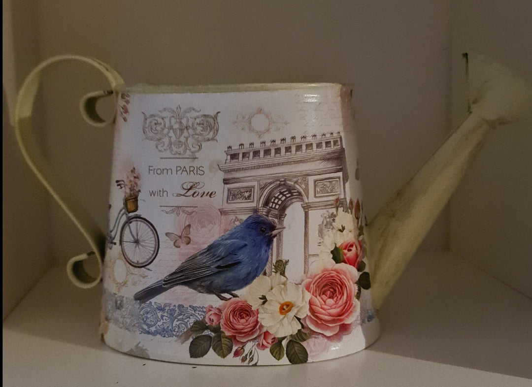 Deko-Gießkanne, Blech, Cremefarben mit Beschriftung "From Paris with Love". ca. 15 cm hoch - British Moments / Fernweh-Kaufhaus