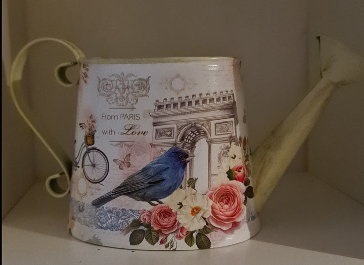 Deko-Gießkanne, Blech, Cremefarben mit Beschriftung "From Paris with Love". ca. 15 cm hoch - British Moments / Fernweh-Kaufhaus