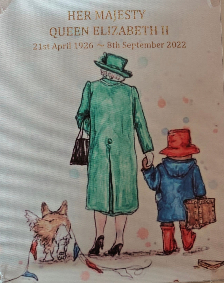 Druck auf Kunstleinwand "Queen mit Paddington und Corgi"