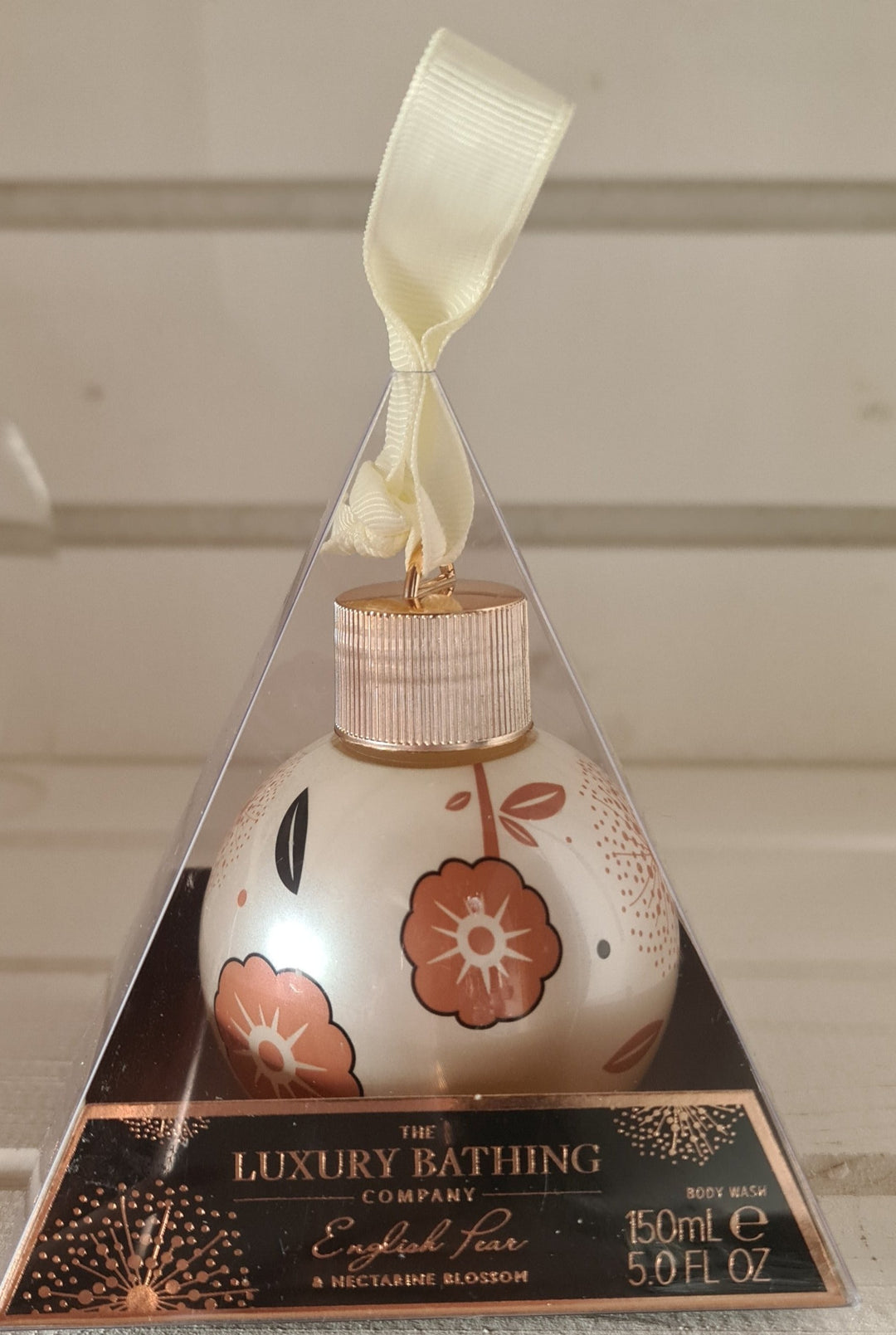Duschgel "english pear" in Weihnachtskugel zum Aufhängen , 150 ml - British Moments / Fernweh-Kaufhaus