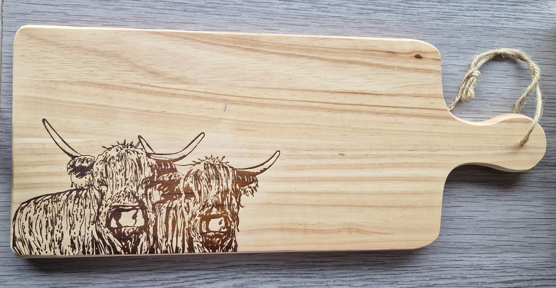 Echtholz Schneidebrett mit "Highland Cows"-Branding