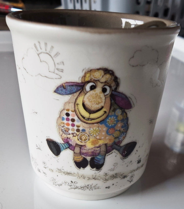 Eierbecher , Porzellan, beige mit lustigem Schaf-Motiv