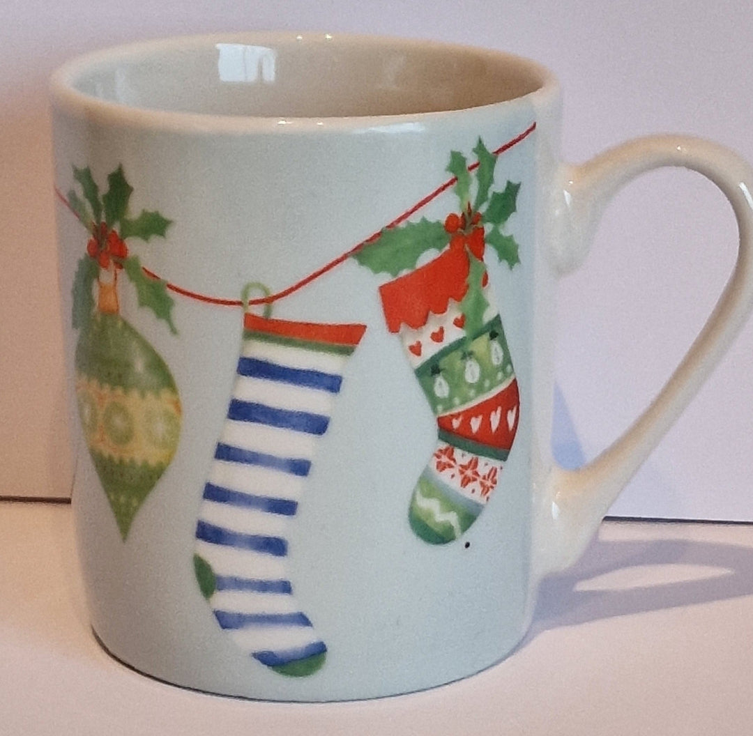 Espressotasse aus Porzellan mit Weihnachts-Motiv "Stockings, Mistelzweig,Kugeln"