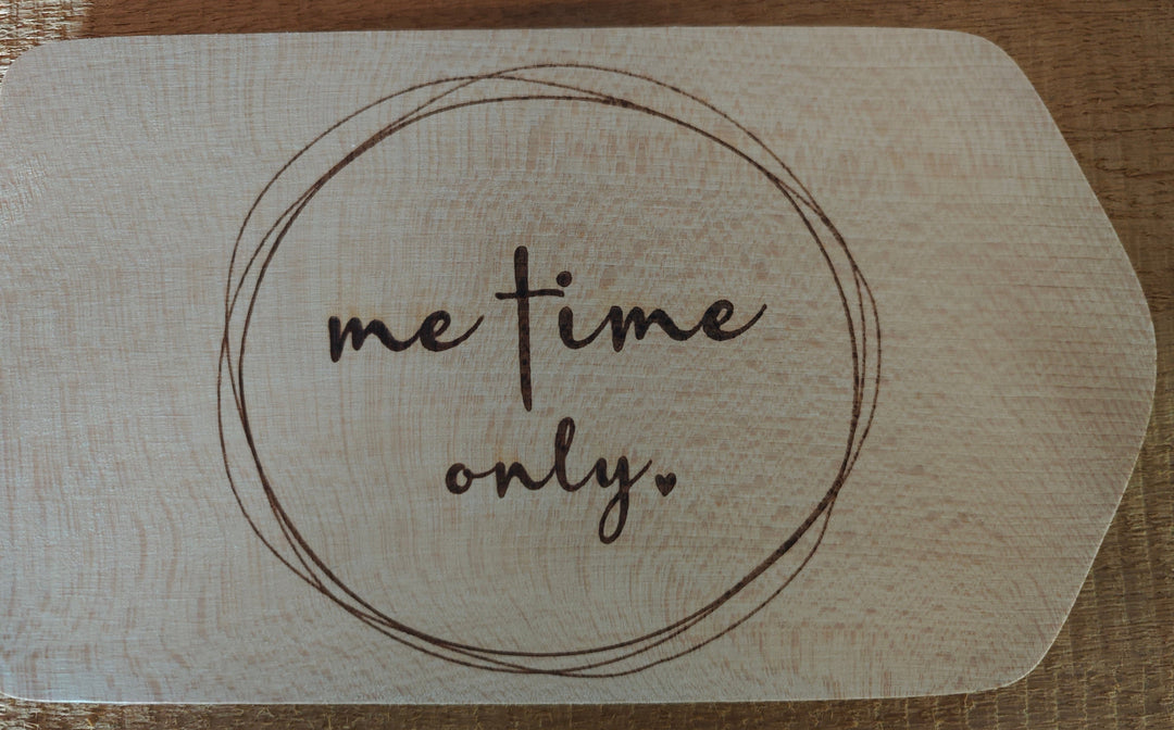 Frühstücksbrettchen, Holz ,
Mit eingebrannter Beschriftung : "me time only"