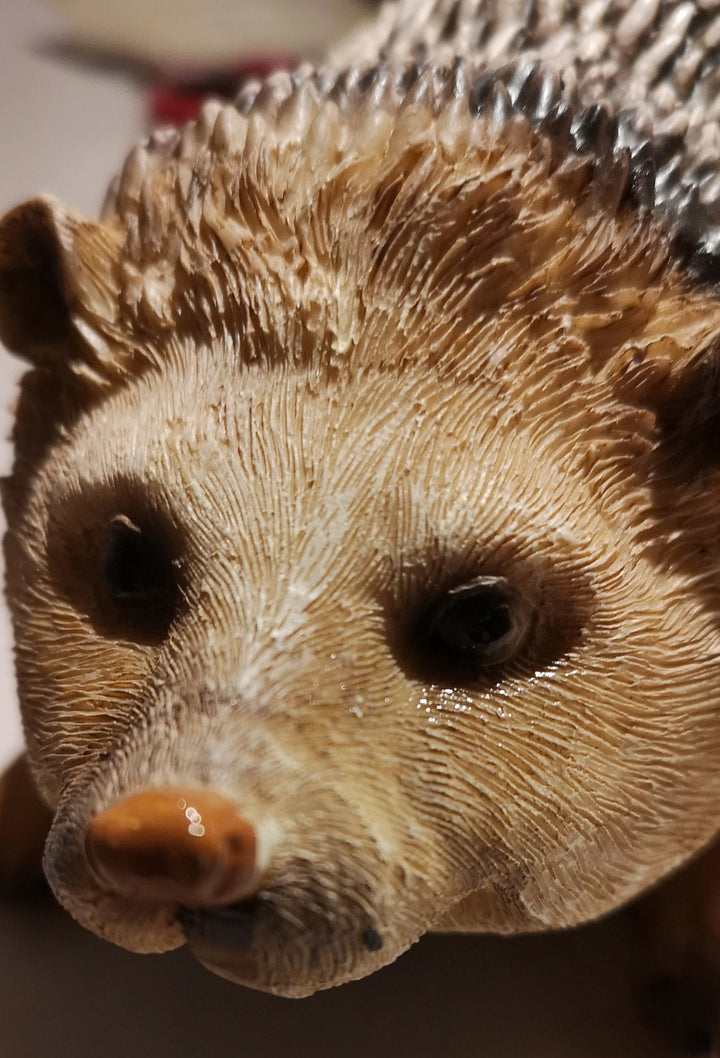 Garten Deko Igel  20cm-   mit liebevoll ausgearbeiteten Details. Ein Hingucker im Blumenbeet ! - British Moments