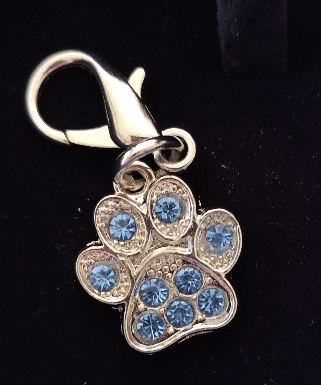 Hunde Halsband Charms von "Pooch Couture"  , Modeschmuck, Motiv "Pfote mit blauen Glassteinchen" - British Moments