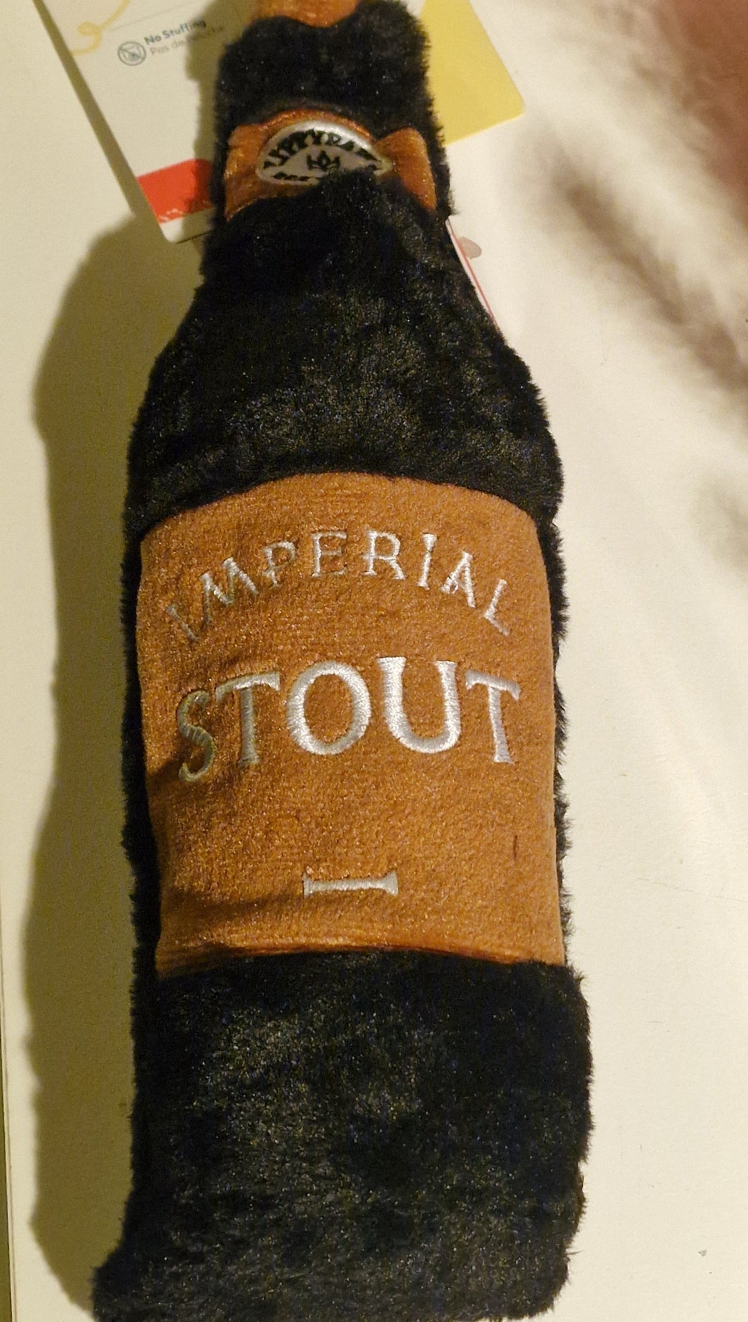 Hundespielzeug in Form einer Stout-Bier Flasche , Stoff, Plüsch