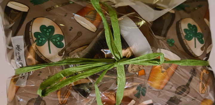 Geschenk Set  Reisekissen Motiv "Irland / Pint " und handgegossene Kerze "Pint" - British Moments / Fernweh-Kaufhaus