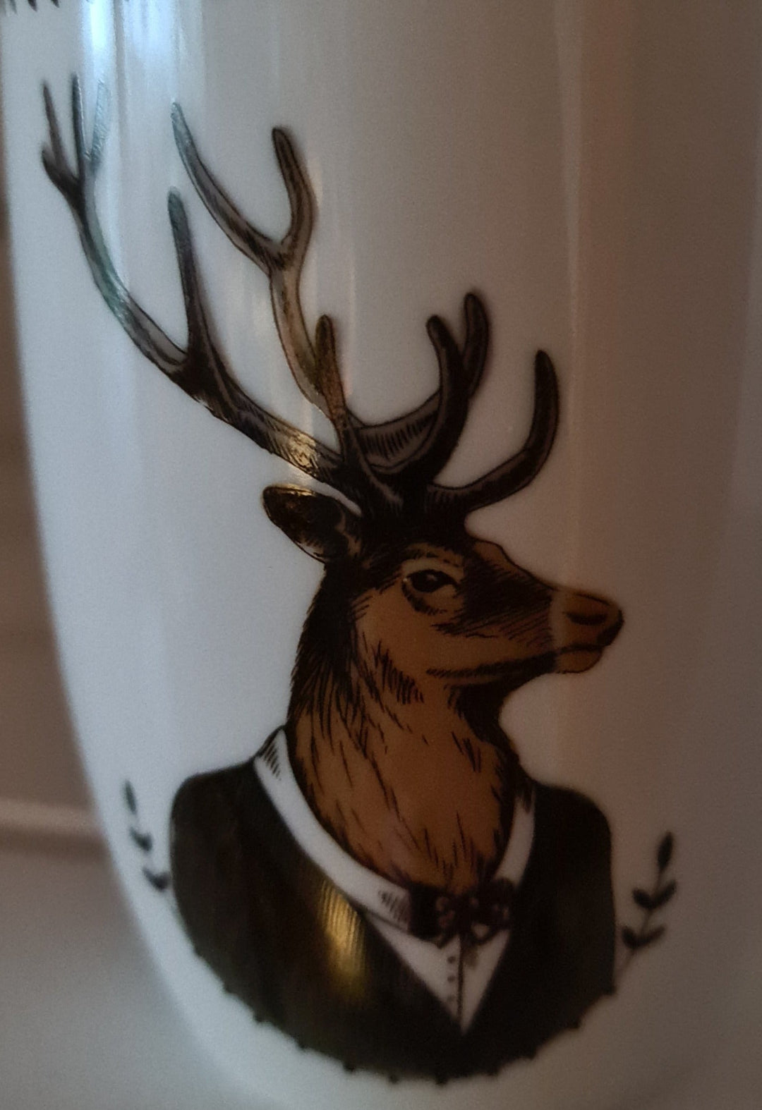 Kaffeebecher mit lustigem Hirschmotiv, weiß - British Moments / Fernweh-Kaufhaus