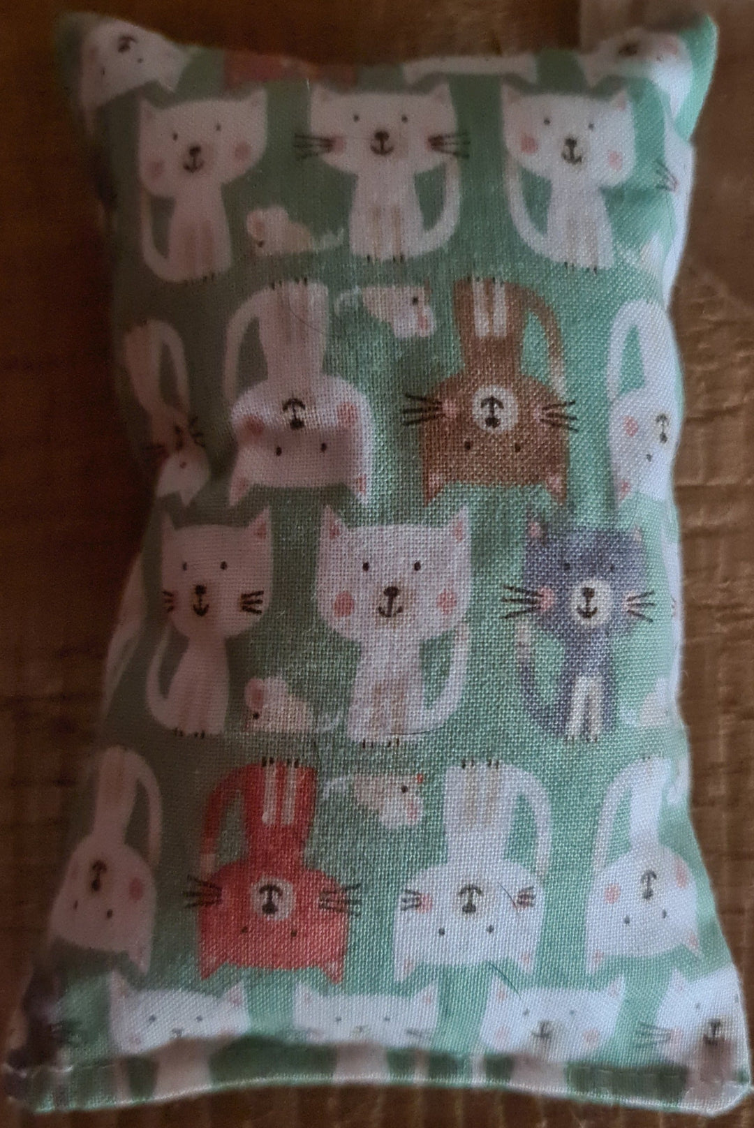 Katzenspielkissen mit Baldrian und Rassel. Handarbeit von Apollo Fabric Arts - British Moments