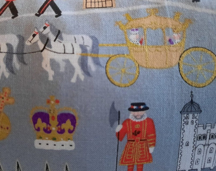 "Krönung / Coronation King Charles III." Kissen/Reisekissen/Nackenkissen, Handarbeit, grau