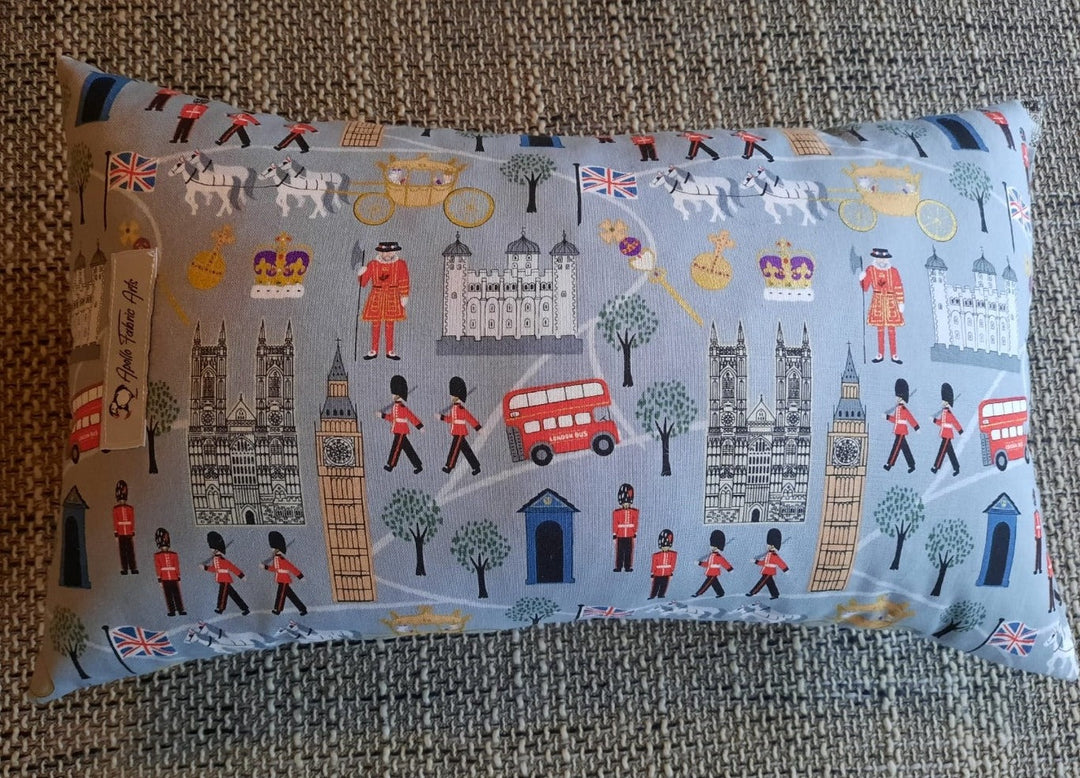 "Krönung / Coronation King Charles III." Kissen/Reisekissen/Nackenkissen, Handarbeit, grau