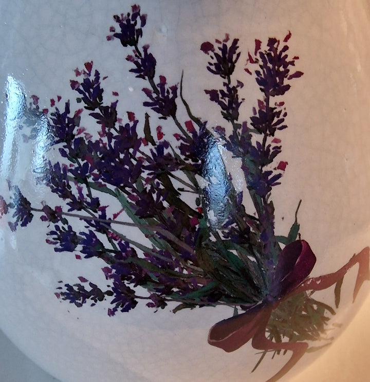 Krug, Deko mit Lavendelmotiv, Keramik , Nahaufnahme