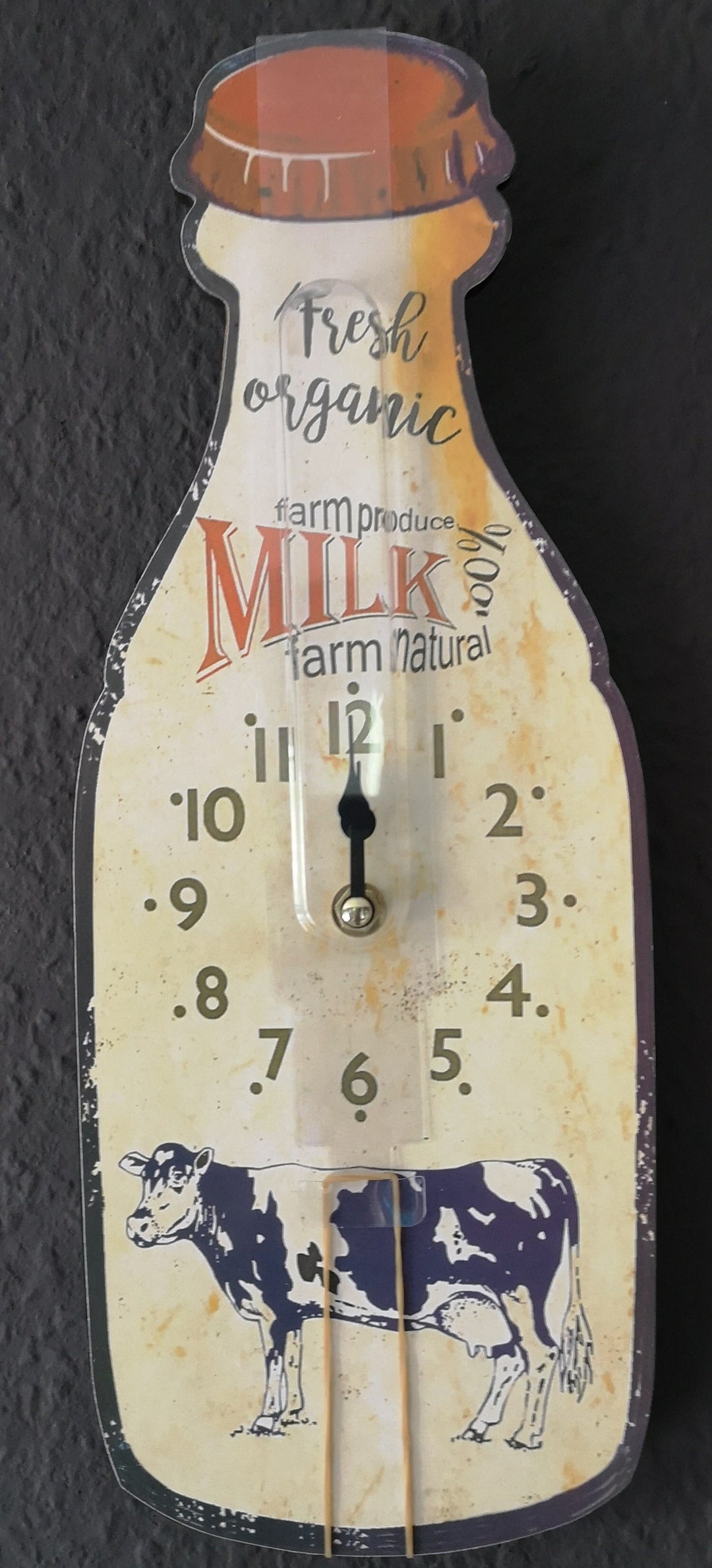 Küchenuhr "Milchflasche", Motiv 1 , ca. 14cm  x 4cm  x 37 cm. Mit Beschriftung " Fresh organic farm produced milk" - British Moments