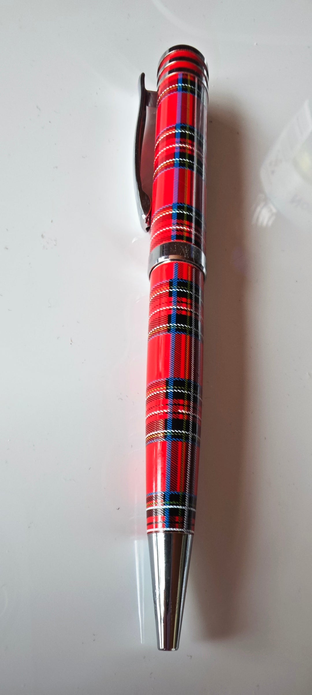 Kugelschreiber mit rotem Tartan-Motiv
