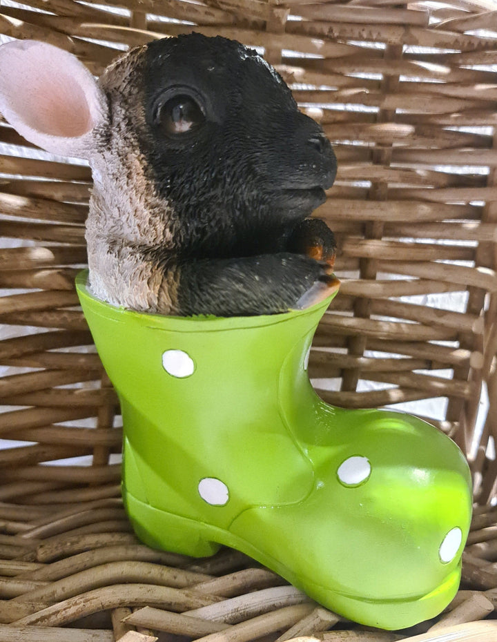 SALE !!! Lamm im Gummistiefel, grün. Kunststein