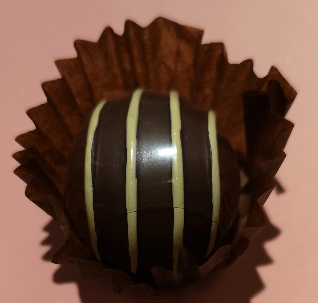 Lippenbalsam , in Form einer  Praline , Typ Zartbitter - British Moments