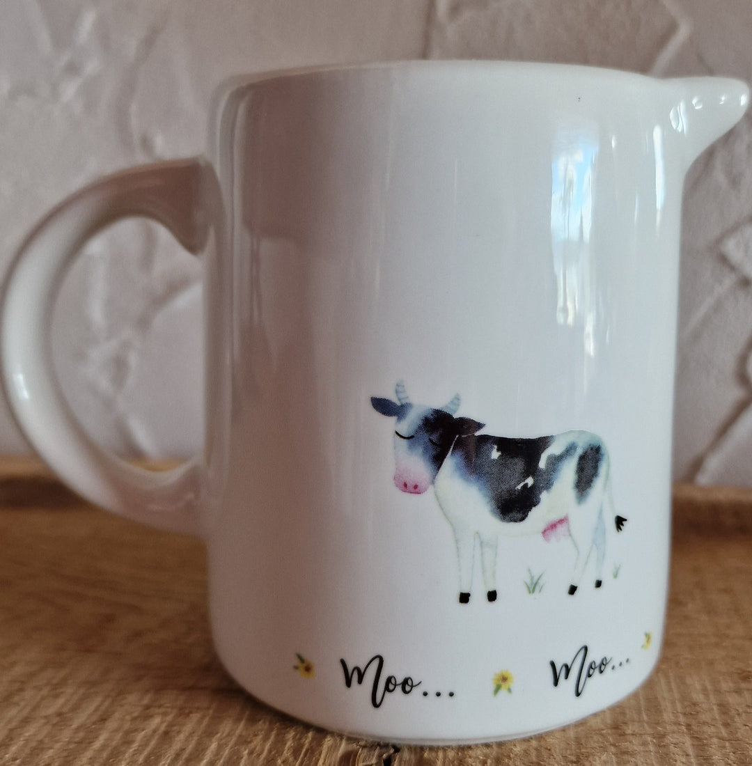Milch-Kännchen, weiß mit Kuh- Dekor und Beschriftung "moo....moo..." 