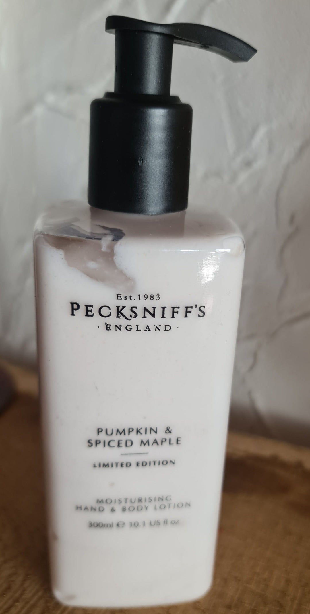 Pecksniff's Pumpkin & Spice Maple , Moisturizing Hand & Body Lotion 300 mlPecksniff's Pumpkin & Spice Maple , Moisturizing Hand & Body Lotion 300 ml