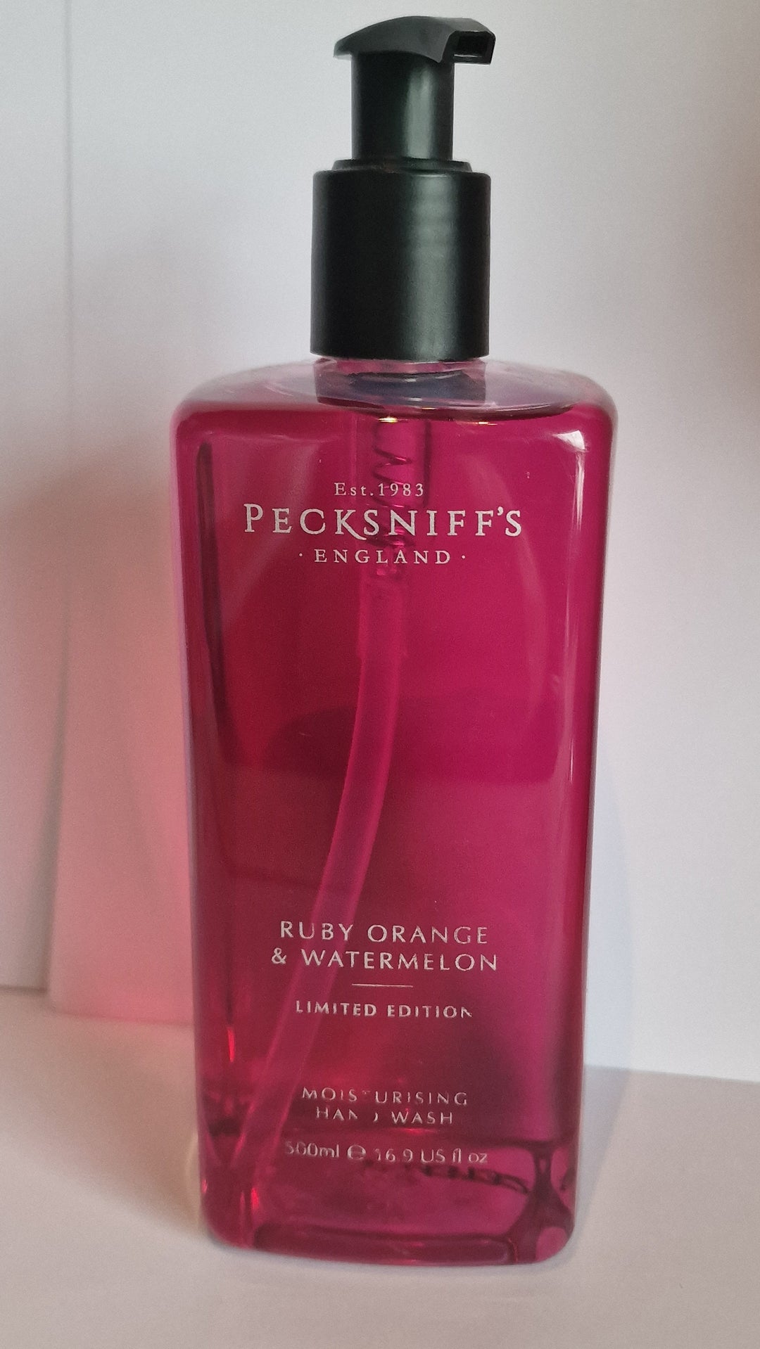 Die belebenden und erfrischenden Noten von fruchtiger Wassermelone und der süße Zitrusduft von Rubinorange vereinen sich zu einem aufregenden, sonnigen Duft.