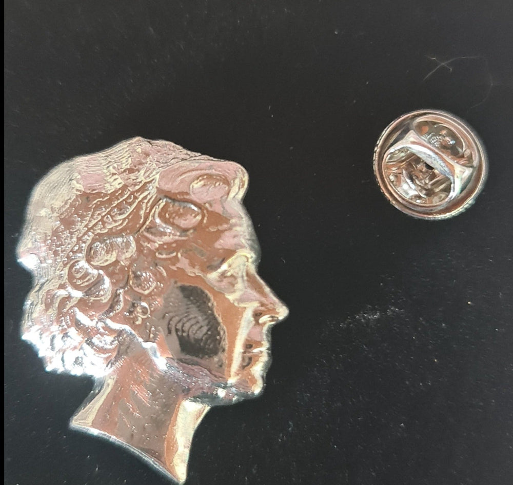 Queen. Brosche/Pin/Anstecknadel, silberfarbig - British Moments / Fernweh-Kaufhaus