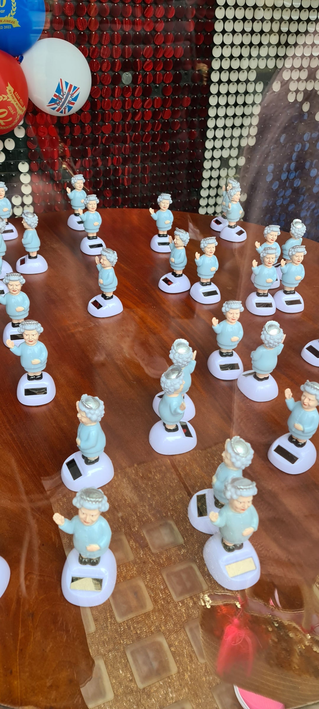 Queen  Platinum Jubilee,  Solar Figur Sonder-Edition Thronjubiläum 2022 - British Moments / Fernweh-Kaufhaus