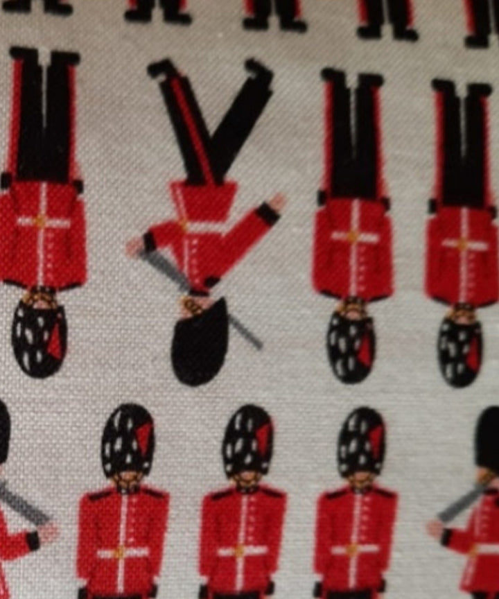 "London Guards" Kissen / Reisekissen/Nackenkissen , Handarbeit - British Moments / Fernweh-Kaufhaus