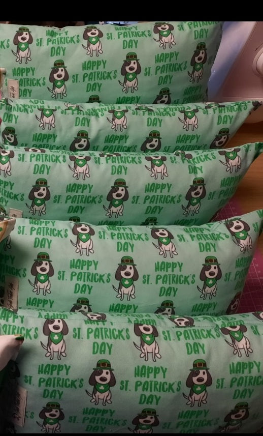 Reisekissen Motiv "Irland / St. Patrick's Day Hund, hellgrün" Größe 35cm  x 22 cm, Handarbeit - British Moments