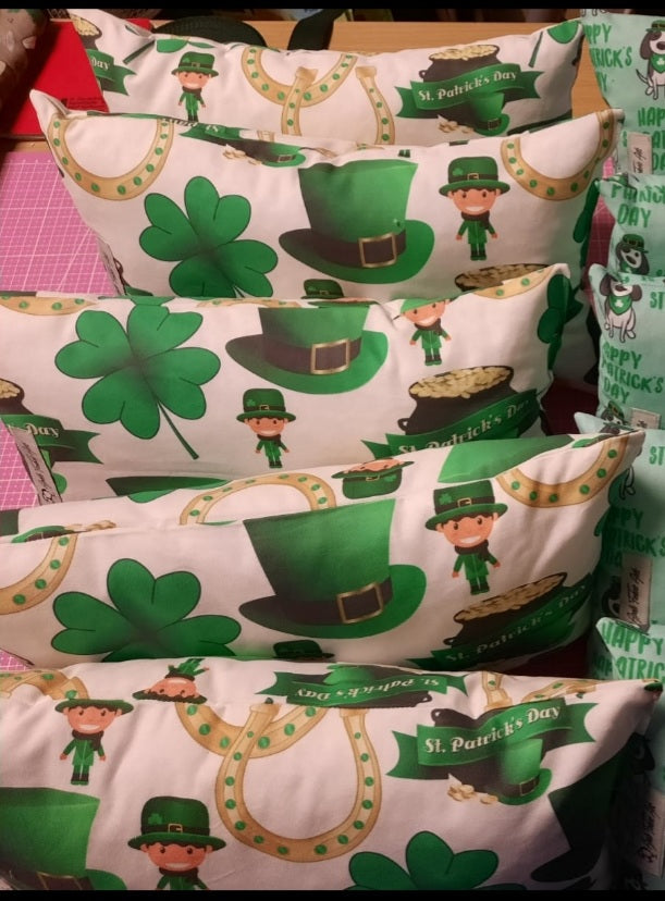 Reisekissen Motiv "Irland / St. Patrick's Day Kobold" Größe 35cm  x 22 cm, Handarbeit - British Moments