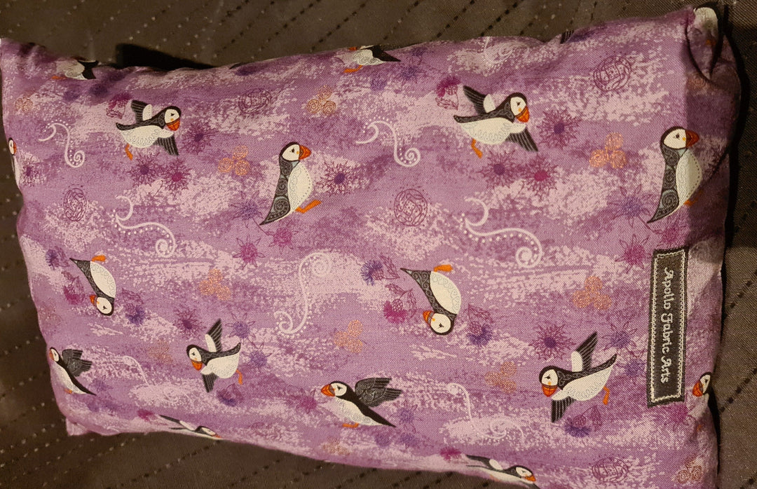Reisekissen Motiv "Puffins/Papageientaucher " , lila, Größe 35cm  x 22 cm, Handarbeit - British Moments