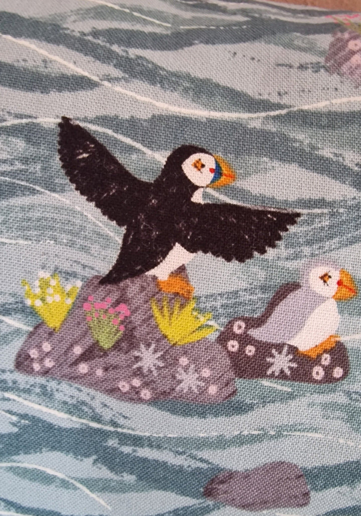 Kissen / Reisekissen Motiv "Puffins/Papageientaucher " , türkis /petrol Handarbeit